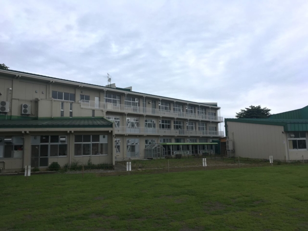 改装が進む旧牟礼西小学校。今年度は２、３階も生まれ変わります